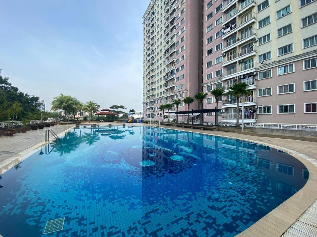 Homestay Juta Mines Seri Kembangan Balakong Serdang Lama Exterior foto